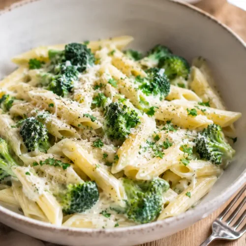 Cremige Brokkoli Parmesan Pasta ohne Sahne mit Penne, frischem Brokkoli und geriebenem Parmesan.
