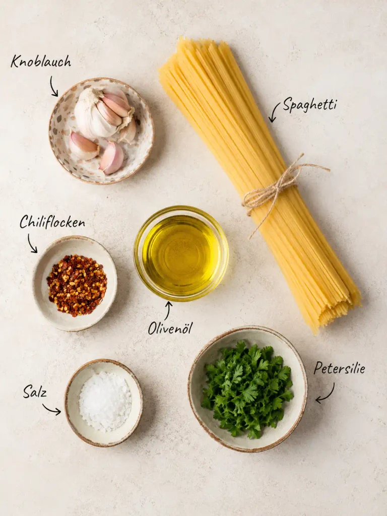Zutaten für Spaghetti mit Knoblauch und Öl: Spaghetti, Knoblauch, Olivenöl, Chiliflocken, Petersilie und Salz